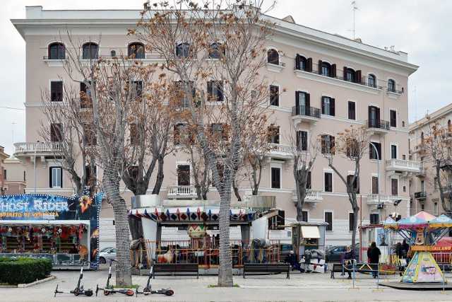 Da trent'anni allieta i bimbi con carousel e trenini: � Piazza Diaz, il "giardino delle giostre"